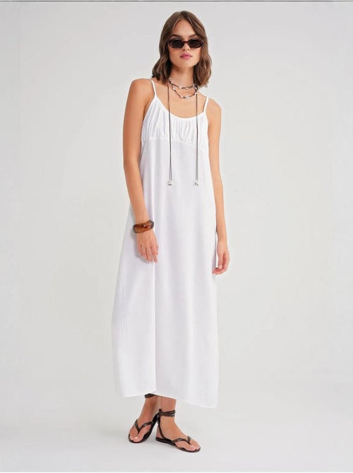 Vestido midi de corte relajado con cuello cuadrado y detalle de volantes de mixray - Kiabi Vestido midi de corte relajado con cuello cuadrado y detalle de volantes de mixray - Kiabi