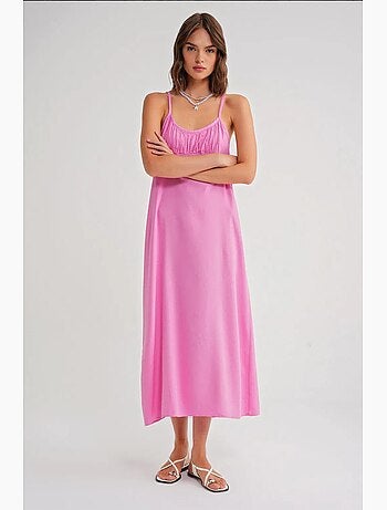 Vestido midi de corte relajado con cuello cuadrado y detalle de volantes de mixray