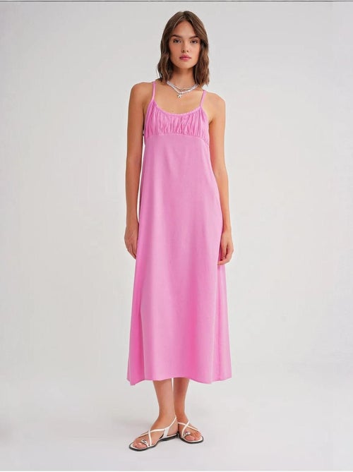 Vestido midi de corte relajado con cuello cuadrado y detalle de volantes de mixray - Kiabi Vestido midi de corte relajado con cuello cuadrado y detalle de volantes de mixray - Kiabi