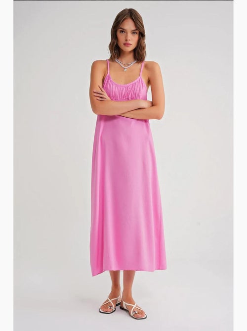 Vestido midi de corte relajado con cuello cuadrado y detalle de volantes de mixray - Kiabi Vestido midi de corte relajado con cuello cuadrado y detalle de volantes de mixray - Kiabi