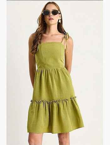Vestido midi de cuello cuadrado con corte en a y detalle de ribete lucci