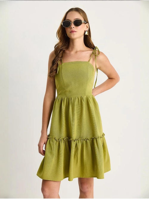 Vestido midi de cuello cuadrado con corte en a y detalle de ribete lucci - Kiabi Vestido midi de cuello cuadrado con corte en a y detalle de ribete lucci - Kiabi