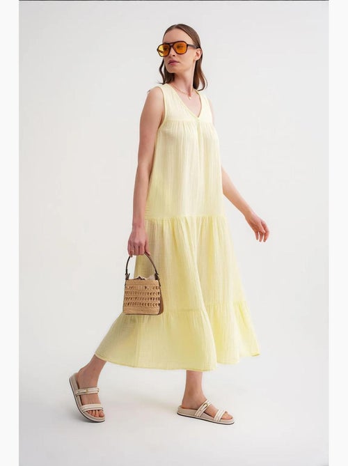 Vestido midi de muselina con cuello en v, sin mangas y bolsillos de mixray - Kiabi Vestido midi de muselina con cuello en v, sin mangas y bolsillos de mixray - Kiabi