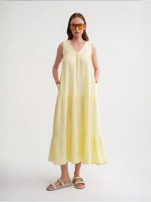 Vestido midi de muselina con cuello en v, sin mangas y bolsillos de mixray - Kiabi Vestido midi de muselina con cuello en v, sin mangas y bolsillos de mixray - Kiabi