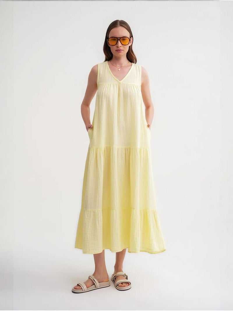 Vestido midi de muselina con cuello en v, sin mangas y bolsillos de mixray Amarillo limón - Kiabi