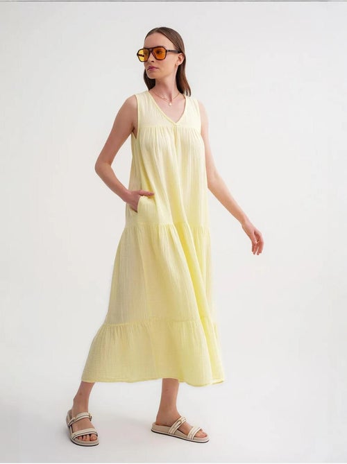 Vestido midi de muselina con cuello en v, sin mangas y bolsillos de mixray - Kiabi Vestido midi de muselina con cuello en v, sin mangas y bolsillos de mixray - Kiabi
