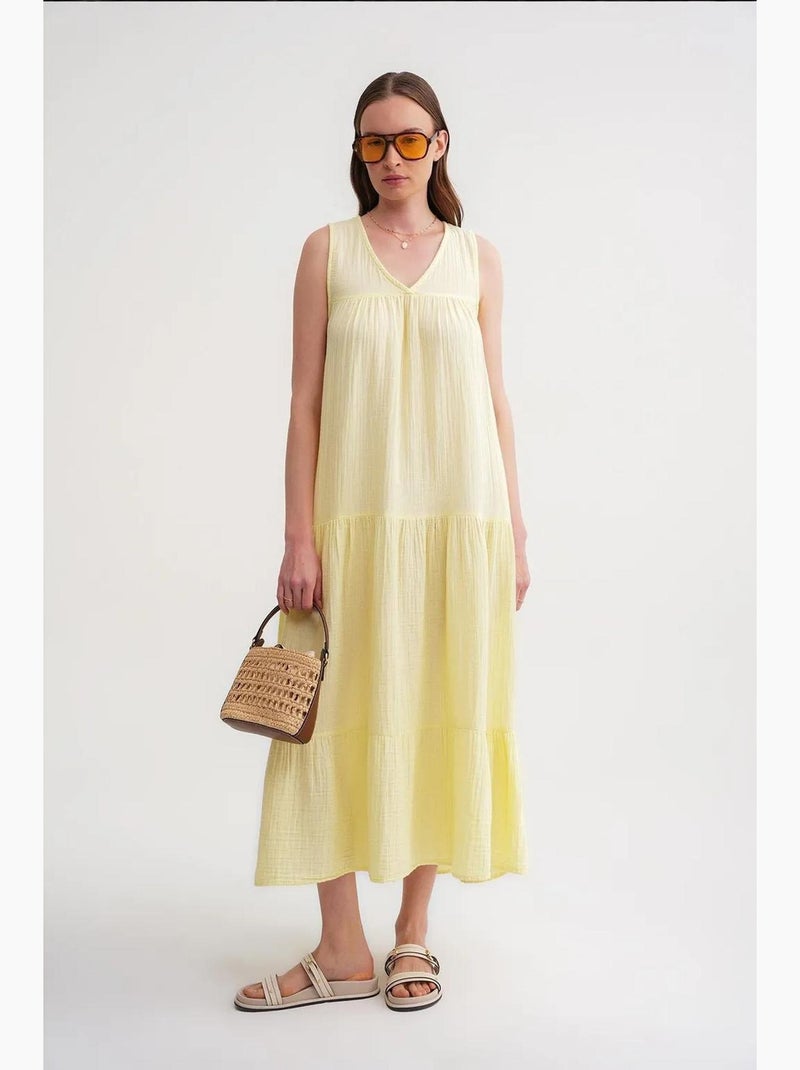 Vestido midi de muselina con cuello en v, sin mangas y bolsillos de mixray Amarillo limón - Kiabi