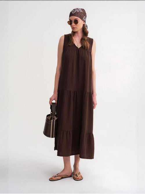 Vestido midi de muselina con cuello en v, sin mangas y bolsillos de mixray - Kiabi Vestido midi de muselina con cuello en v, sin mangas y bolsillos de mixray - Kiabi
