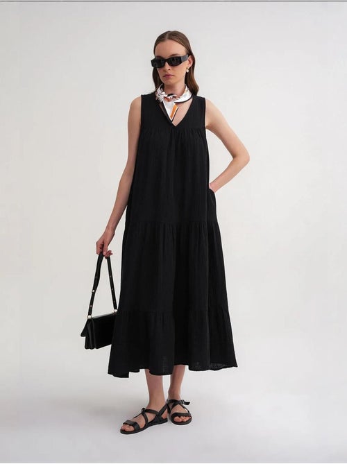 Vestido midi de muselina con cuello en v, sin mangas y bolsillos de mixray - Kiabi Vestido midi de muselina con cuello en v, sin mangas y bolsillos de mixray - Kiabi