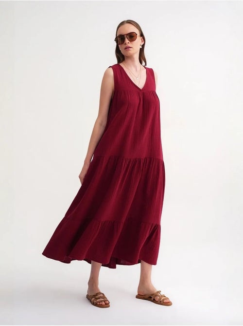 Vestido midi de muselina con cuello en v, sin mangas y bolsillos de mixray - Kiabi Vestido midi de muselina con cuello en v, sin mangas y bolsillos de mixray - Kiabi