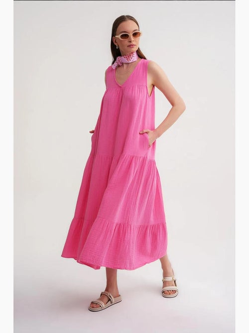 Vestido midi de muselina con cuello en v, sin mangas y bolsillos de mixray - Kiabi Vestido midi de muselina con cuello en v, sin mangas y bolsillos de mixray - Kiabi