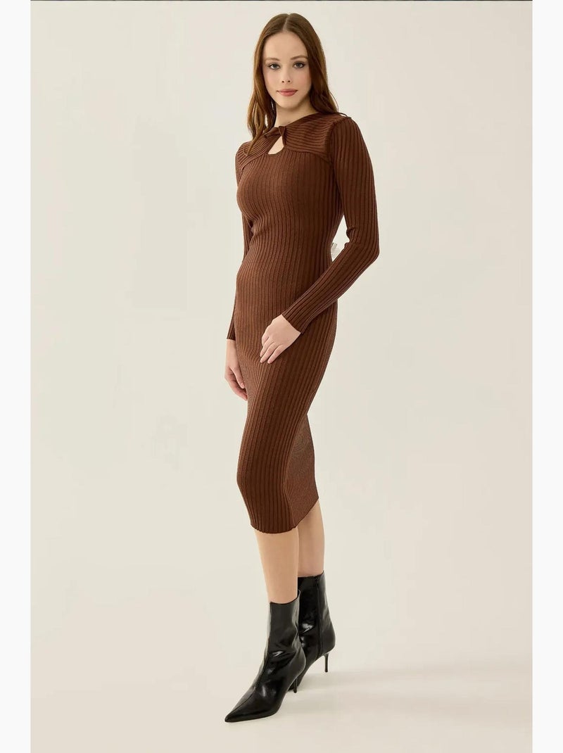 Vestido midi de punto acanalado con cuello gargantilla hiccup Marrón - Kiabi