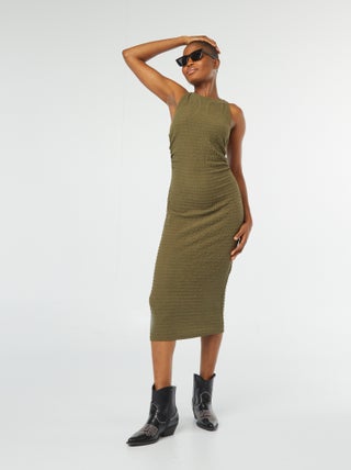 Vestido midi de tejido elástico y gofrado con sisa americana