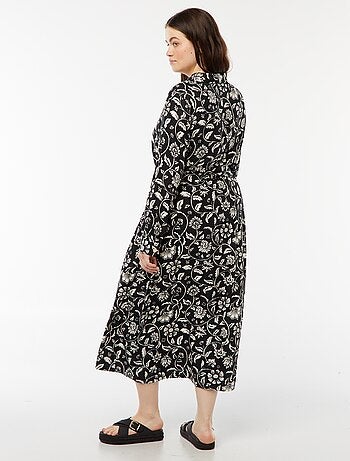 Vestido midi estampado con cinturón y automáticos