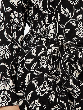Vestido midi estampado con cinturón y automáticos