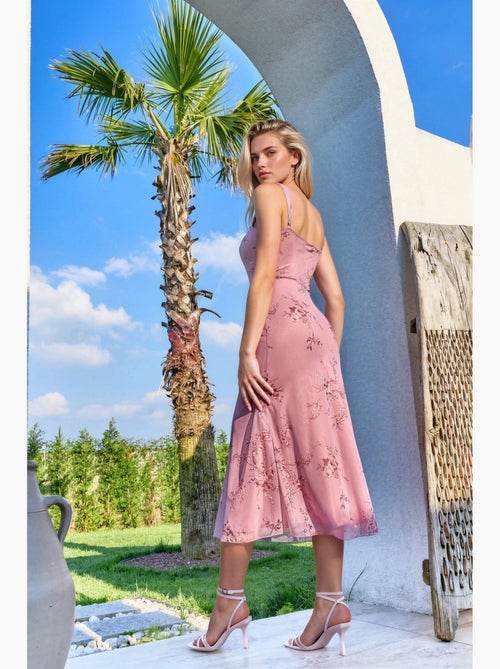 Vestido midi floral con cuello de corazón hiccup - Kiabi Vestido midi floral con cuello de corazón hiccup - Kiabi