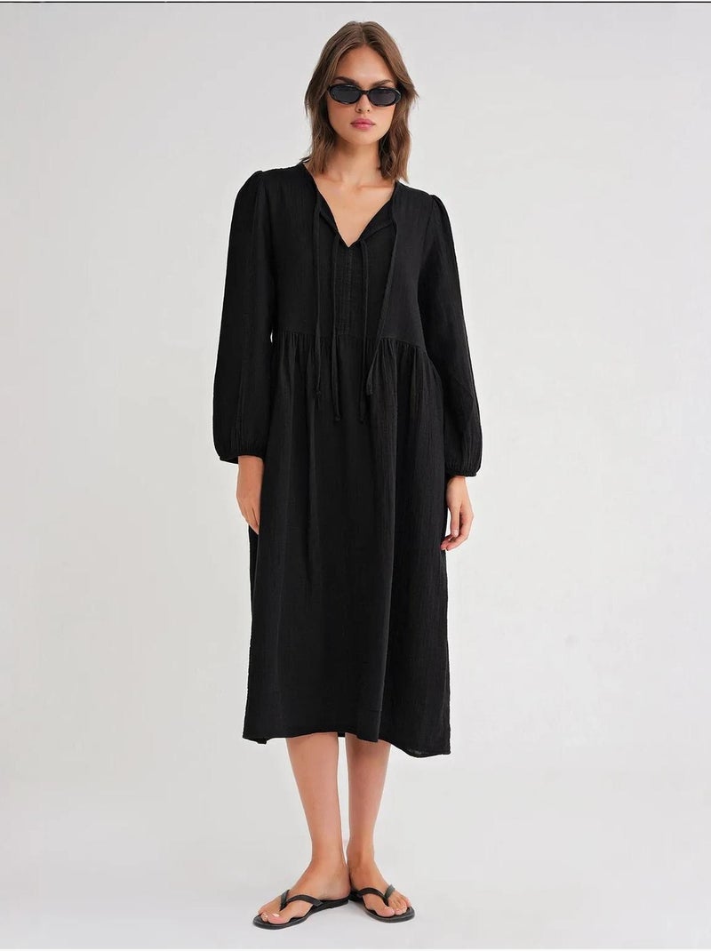 Vestido midi holgado con cuello en v y cierre de lazo mixray Negro - Kiabi