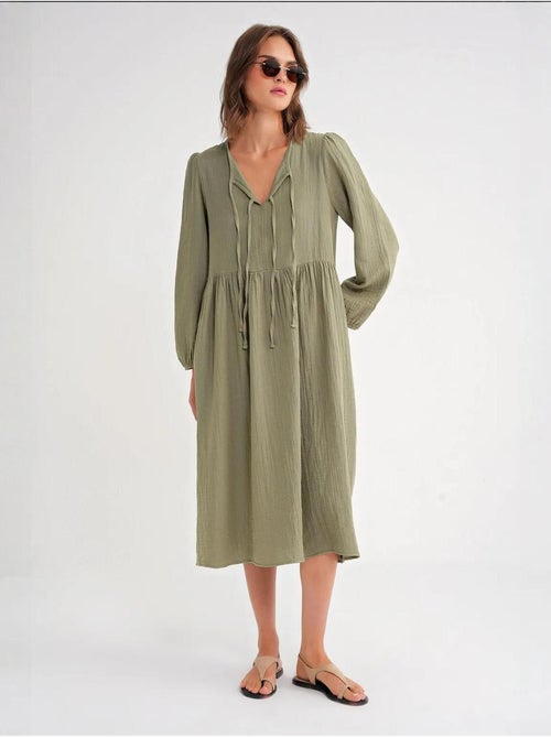 Vestido midi holgado con cuello en v y cierre de lazo mixray - Kiabi Vestido midi holgado con cuello en v y cierre de lazo mixray - Kiabi