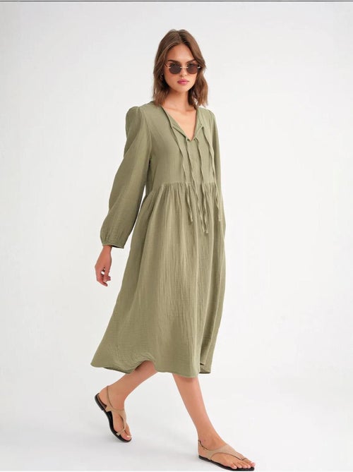 Vestido midi holgado con cuello en v y cierre de lazo mixray - Kiabi Vestido midi holgado con cuello en v y cierre de lazo mixray - Kiabi
