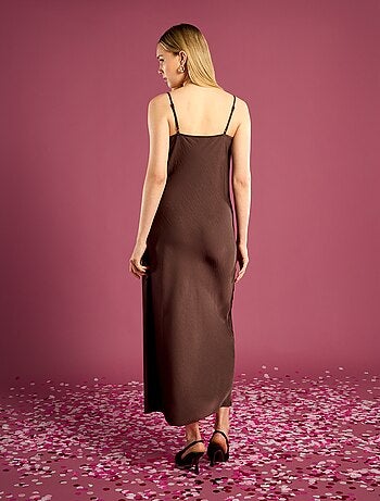 Vestido midi satinado liso corte largo y espalda descubierta