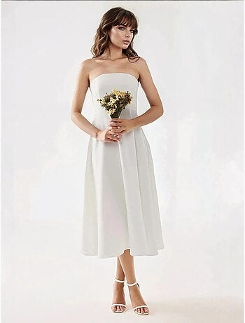 Vestido midi sin tirantes con corte en A