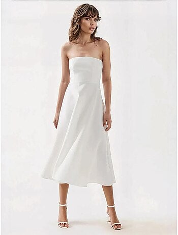 Vestido midi sin tirantes con corte en A