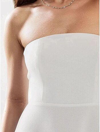 Vestido midi sin tirantes con corte en A