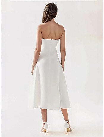 Vestido midi sin tirantes con corte en A