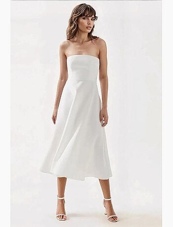 Vestido midi sin tirantes con corte en a hiccup