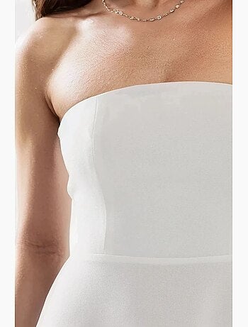 Vestido midi sin tirantes con corte en a hiccup