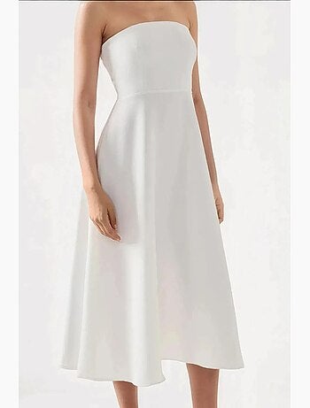 Vestido midi sin tirantes con corte en a hiccup