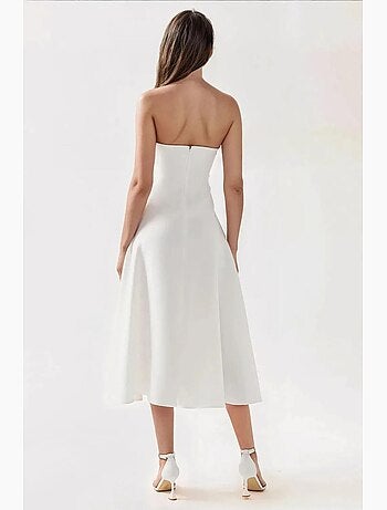 Vestido midi sin tirantes con corte en a hiccup