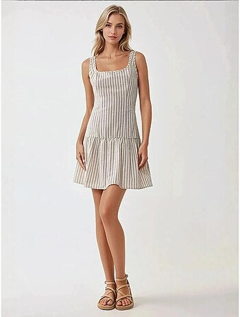 Vestido mini ajustado con cuello cuadrado
