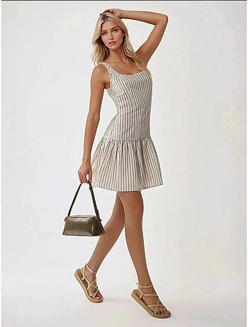Vestido mini ajustado con cuello cuadrado