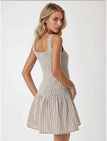 Vestido mini ajustado con cuello cuadrado