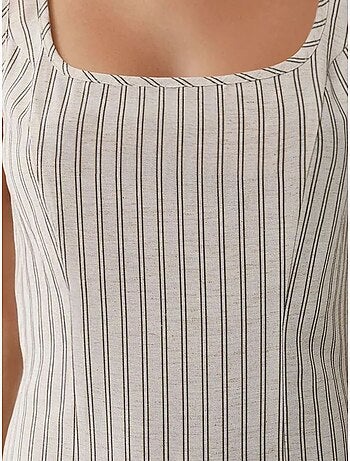 Vestido mini ajustado con cuello cuadrado