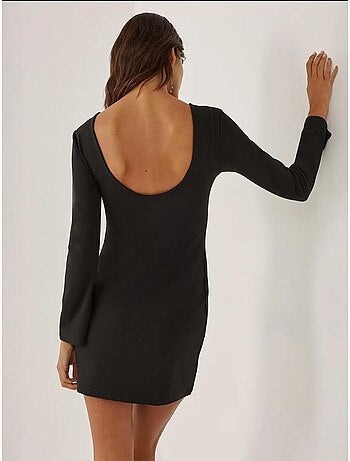 Vestido mini ajustado con escote en la espalda