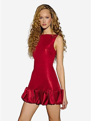 Vestido mini ajustado con espalda abierta y detalle de dobladillo abullonado