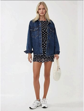 Vestido mini ajustado con estampado de lunares y cuello barco