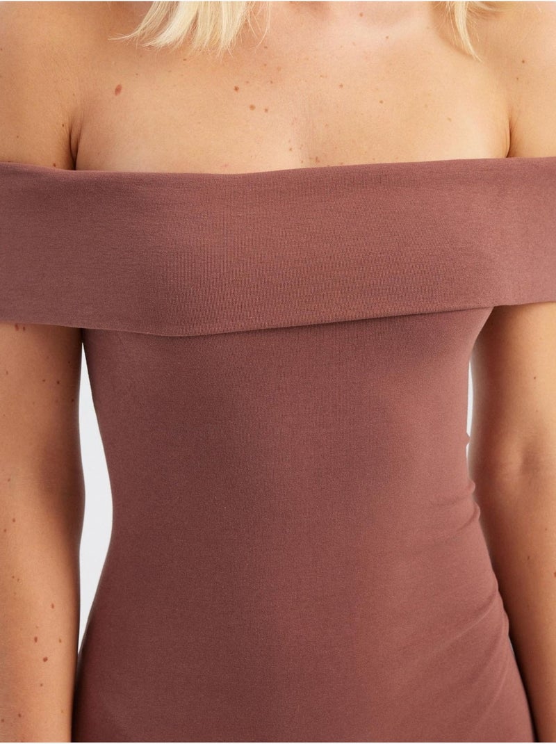 Vestido mini ajustado con hombros descubiertos hiccup Marrón - Kiabi