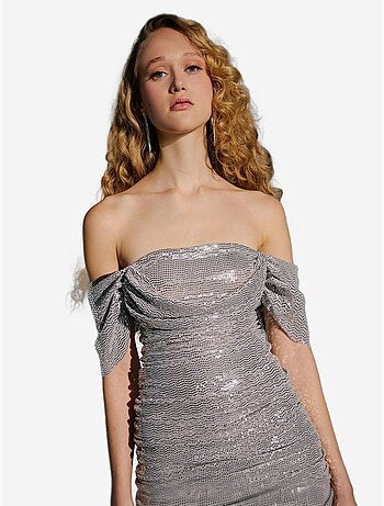 Vestido mini ajustado con lentejuelas y cuello vuelto
