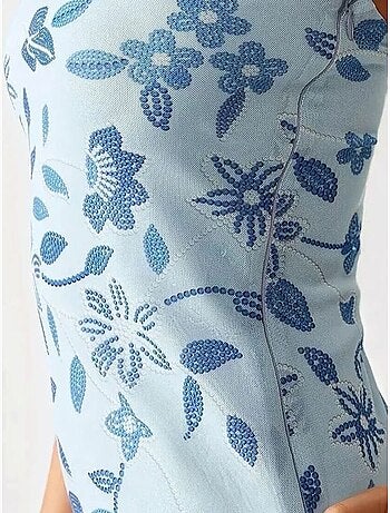Vestido mini ajustado con textura y sin tirantes