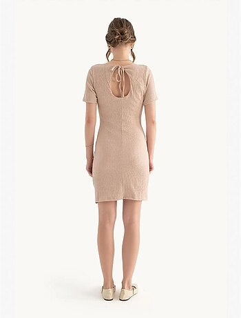 Vestido mini ajustado de manga corta con cuello cuadrado