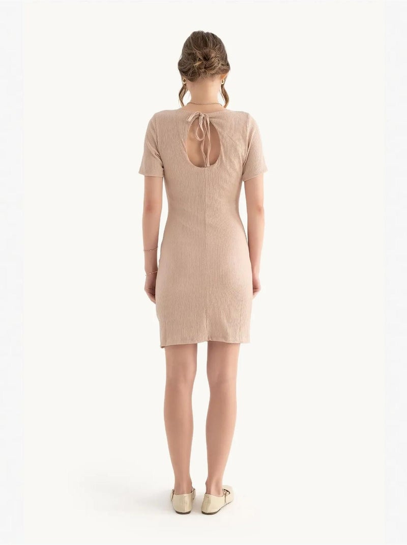 Vestido mini ajustado de manga corta con cuello cuadrado Beige natural - Kiabi