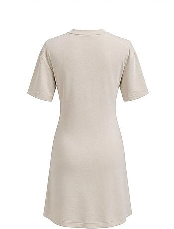 Vestido mini camiseta con cuello redondo y accesorio de piedra mixray
