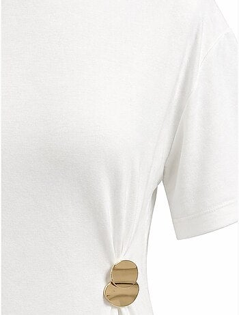 Vestido mini camiseta con cuello redondo y accesorio de piedra mixray