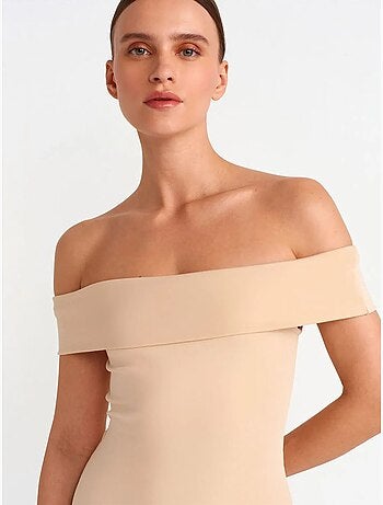 Vestido mini ceñido con escote off-shoulder dilvin
