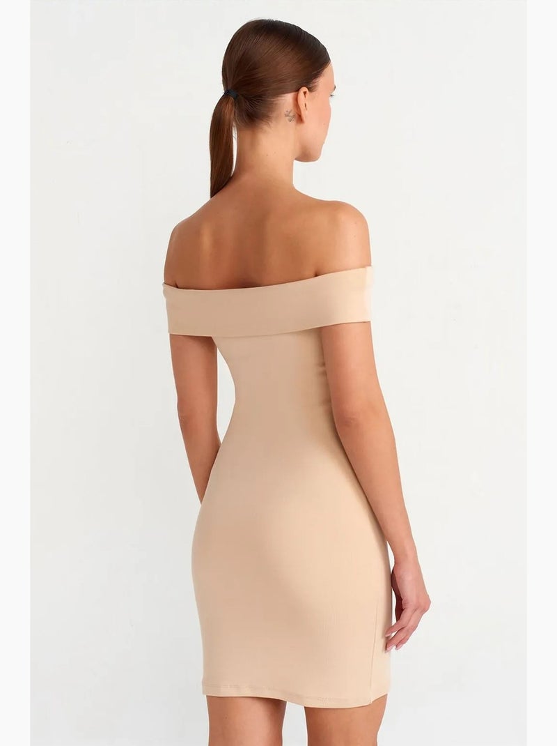 Vestido mini ceñido con escote off-shoulder dilvin Beige arcilla - Kiabi