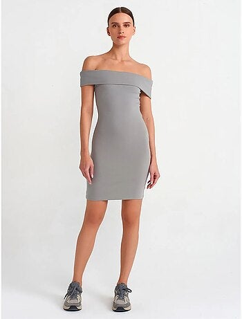 Vestido mini ceñido con escote off-shoulder dilvin