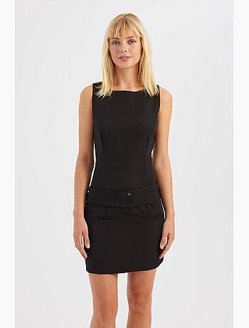 Vestido mini con cuello barco y detalle de cinturón hiccup